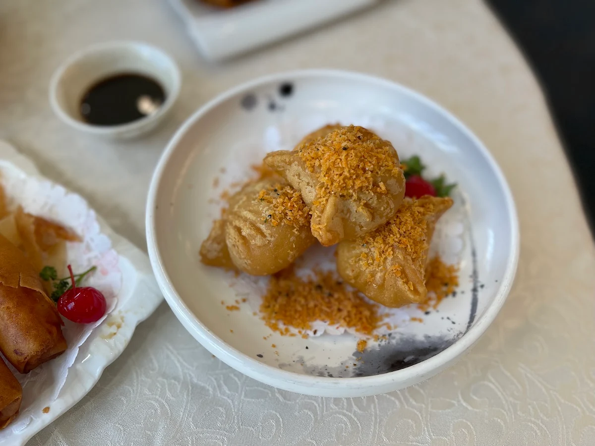 咸水角 Deep Fried Pork & Shrimp Dumpling
